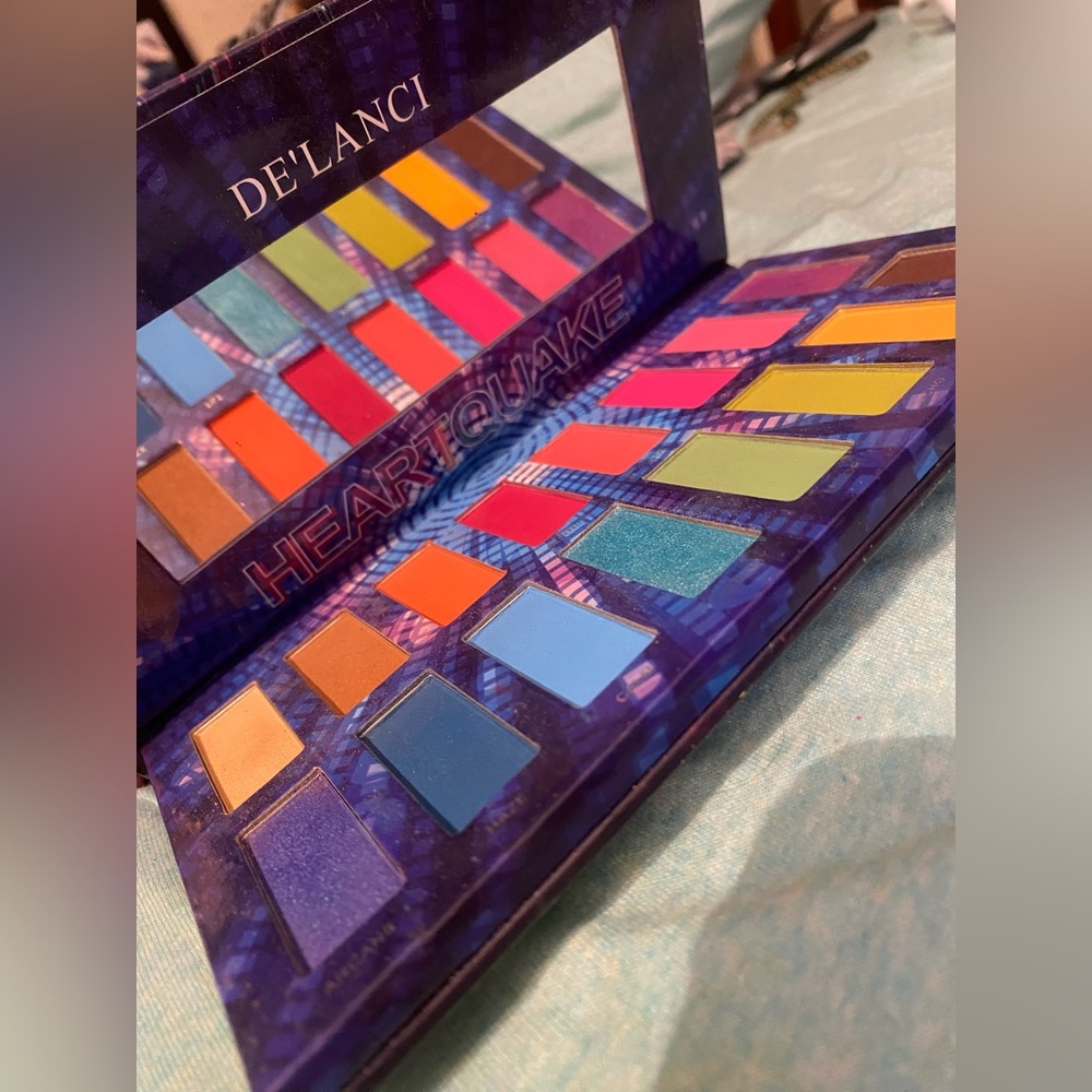 De’Lanci LE Heart Quake Eyeshadow Palette